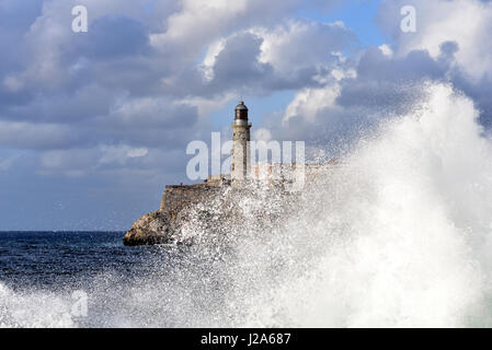 Große Wellen schlagen Malecon, Havanna, Kuba und Morro Castle im Hintergrund, Havanna, Kuba Stockfoto