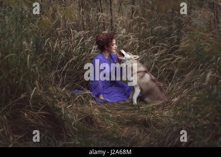 Husky Hund im Gespräch mit einer Frau, sind sie in einem Märchen. Stockfoto