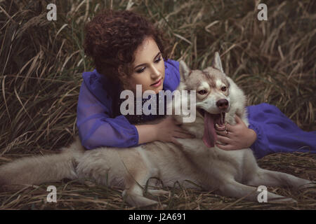 Frau sagte zu dem Hund Ohr, sie ist gekleidet sagenhaft Fee. Stockfoto