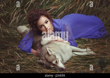 Mädchen liegt auf einen toten Hund, sind sie in einem Märchen. Stockfoto