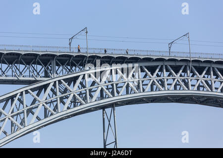 PORTO, PORTUGAL - APRIL 17: Dom Luis Brücke, Ponte Luis i. in Porto, Portugal am 17. April 2017. Stockfoto