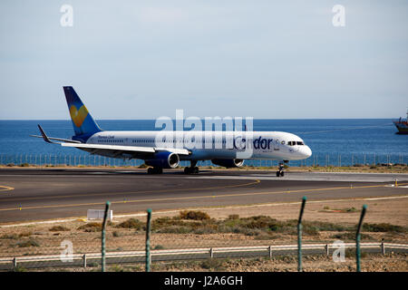 ARECIFE, Spanien - verbracht, 2 2016: Eine Boeing 757-300 der Condor auf Lanzarote Flughafen Stockfoto