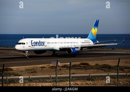 ARECIFE, Spanien - verbracht, 2 2016: Eine Boeing 757-300 der Condor auf Lanzarote Flughafen Stockfoto