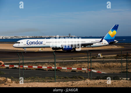 ARECIFE, Spanien - verbracht, 2 2016: Eine Boeing 757-300 der Condor auf Lanzarote Flughafen Stockfoto