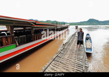 Ban Pak Ou, Laos-Oktober 11, 2015: Flusskreuzfahrtschiffe Transport Besucher auf der schwimmenden Steg auf dem rechten Ufer-Mekong River am Fuße der Pak Ou-Mündung des Stockfoto