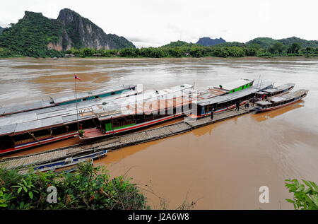 Ban Pak Ou, Laos-Oktober 11, 2015: Flusskreuzfahrtschiffe Transport Besucher auf der schwimmenden Steg auf dem rechten Ufer-Mekong River am Fuße der Pak Ou-Mündung des Stockfoto