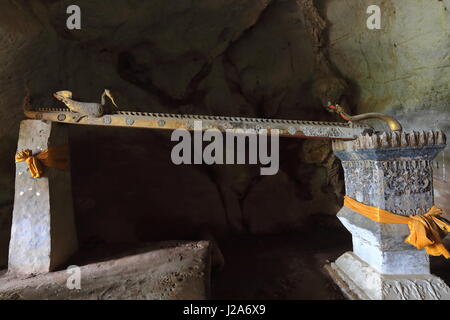 Geschnitzte Stützpfeiler der vergoldete Holzbild der Buddhist jeweled Naga Longboat. Tham Theung oder oberen Pak Ou Höhlen am Mekong und Nam unsere Flüsse Stockfoto