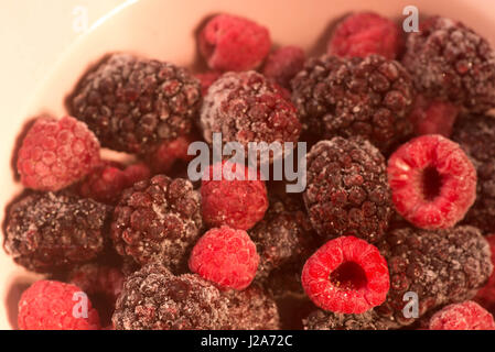 Closeup, gefrorene Himbeeren und Brombeeren auf Platte Stockfoto