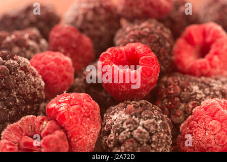 Closeup, gefrorene Himbeeren und Brombeeren auf Platte Stockfoto