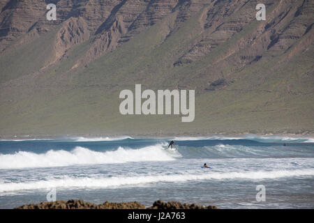 Surfer warten auf die perfekte Welle am Famara, Lanzarote. Stockfoto