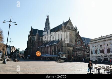 Große Kirche auf dem Stadtplatz, Grote Markt in Haarlem Stockfoto