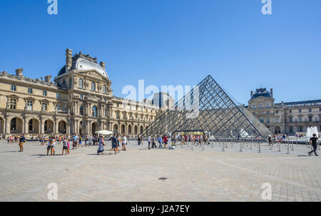 Frankreich, Paris, Louvre-Palast, Blick auf Napoleon Innenhof mit der Louvre-Pyramide Stockfoto