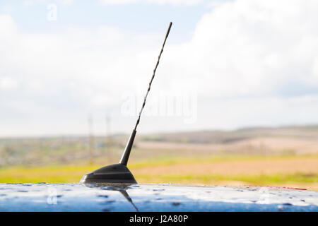 Kleines Radio-Antenne auf dem Dach eines Autos Stockfoto