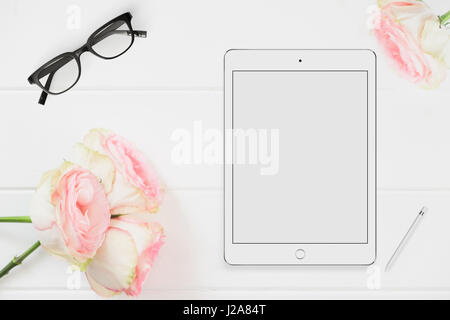 Porträt Tablet Mockup floralen Stil Mockup, overlay, Ihr Design, Angebot, Geschäft Nachricht auf dem Tablet-Bildschirm Stockfoto