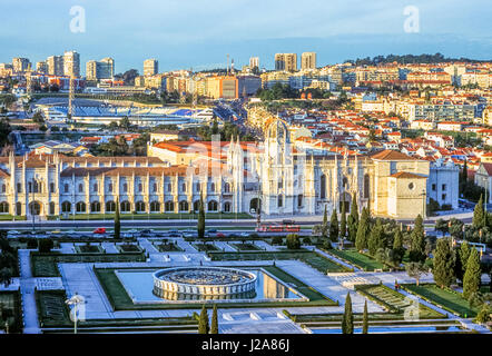 Das Kloster Jerónimos oder Hieronymus-Kloster ist ein ehemaliges Kloster des Ordens der Heilige Hieronymus in der Nähe der Tejo in der Pfarrei von Belém, in der Gemeinde von Lissabon, Portugal; Es war am 28. Dezember 1833 durch staatliche Verordnung und seiner Eigenverantwortung übertragen an die gemeinnützige Institution, Real Casa Pia de Lisboa säkularisiert. Das Kloster ist eines der prominentesten Beispiele für Portugiesisch spät gotische manuelinischen Stil der Architektur in Lissabon. Es wurde klassifiziert ein UNESCO-Weltkulturerbe, zusammen mit der nahe gelegenen Turm von Belém, 1983. Stockfoto