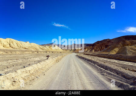 Feldweg durch Badwater Basin in Death Valley Nationalpark in Kalifornien Stockfoto