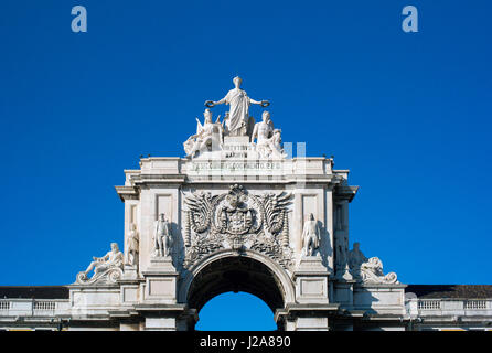 Die Praça Do Comércio (Commerce Square) befindet sich in der Stadt von Lissabon, Portugal. Nahe dem Tejo gelegen, ist der Platz immer noch als bekannt Terreiro Paço (Palace Yard), denn es war die Lage des Paços da Ribeira (Königlicher Ribeira Palast), bis es durch das große Erdbeben von 1755 Lissabon zerstört wurde. Nach dem Erdbeben wurde der Platz komplett renoviert, im Rahmen des Wiederaufbaus der Pombaline Innenstadt, bestellt durch Sebastião José de Carvalho e Melo, 1. Marquis von Pombal, der die Minister des Königreichs Portugal von 1750 bis 1777, während der Herrschaft von Dom José war ich, Stockfoto