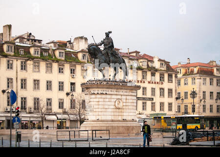 Die Praça Do Comércio (Commerce Square) befindet sich in der Stadt von Lissabon, Portugal. Nahe dem Tejo gelegen, ist der Platz immer noch als bekannt Terreiro Paço (Palace Yard), denn es war die Lage des Paços da Ribeira (Königlicher Ribeira Palast), bis es durch das große Erdbeben von 1755 Lissabon zerstört wurde. Nach dem Erdbeben wurde der Platz komplett renoviert, im Rahmen des Wiederaufbaus der Pombaline Innenstadt, bestellt durch Sebastião José de Carvalho e Melo, 1. Marquis von Pombal, der die Minister des Königreichs Portugal von 1750 bis 1777, während der Herrschaft von Dom José war ich, Stockfoto