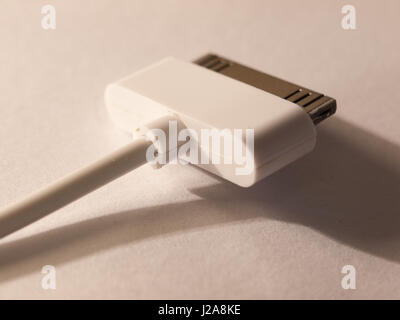 Nahaufnahme von einem USB-Ladegerät-Kopf für einen MP3-Player auf einem weißen Hintergrund Stockfoto