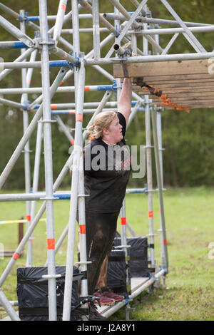 Redaktionelle Bild der Schülerinnen von der Strong Viking Hindernis Rennen in Gent, Belgien am April 22 und 23 2017 Stockfoto