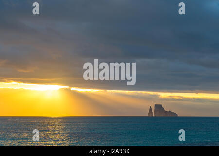 Panorama der Kicker Rock (Leon Dormido) bei Sonnenuntergang mit schönen Farben und Sonnenstrahlen in den Galapagos-Inseln, Ecuador. Stockfoto