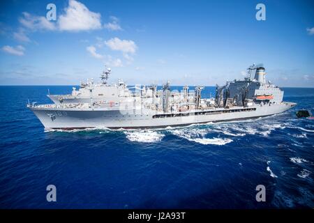 Die US NavyHenry J. Kaiser-Klasse Flotte Nachschub Öler USNS John Lenthall dampft im Gange 22. Juni 2015 im Mittelmeer.     (Foto von Jonathan B. Trejo EURO1 Navy über Planetpix) Stockfoto