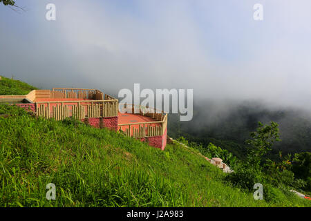 Teilansicht des Nilachal Escape Resort auf dem Nilachal-Hügel in Bandarban, Bangladesch. Stockfoto