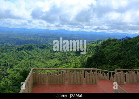 Teilansicht des Nilachal Escape Resort auf dem Nilachal-Hügel in Bandarban, Bangladesch. Stockfoto