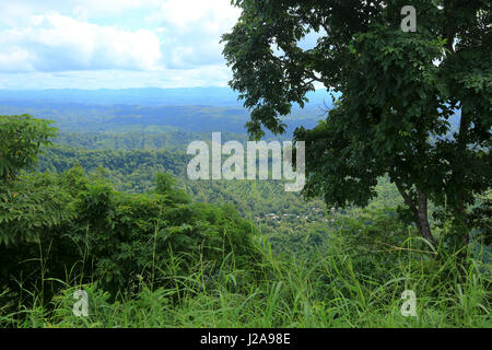 Eine landschaftliche Schönheit des Bandarban Schanzenviertel von Nilachal Hill. Bandarban, Bangladesch. Stockfoto