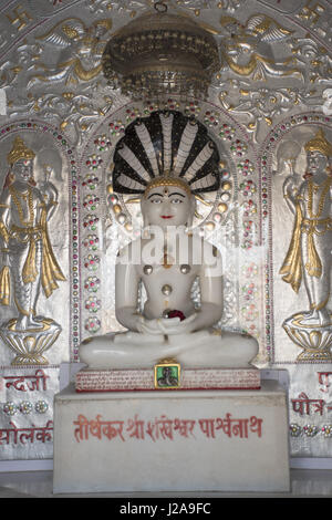 Simandhar Swami Idol. Shatrunjay Jain Mandir, Katraj Kondhwa Road, Pune Stockfoto