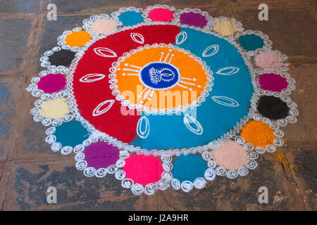 Rangoli Dekoration mit Farbpulver. Chiplum, Maharashtra Stockfoto