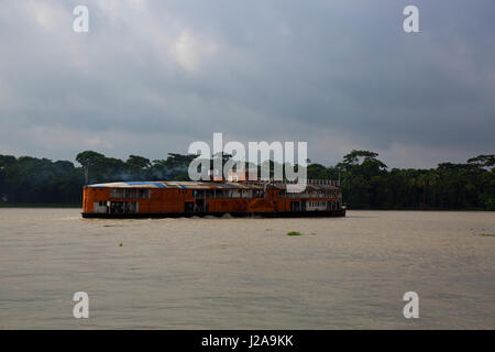 Raddampfer auch bekannt als Rakete am Fluss Sugandha in Jhalakathi, Bangladesch. Stockfoto