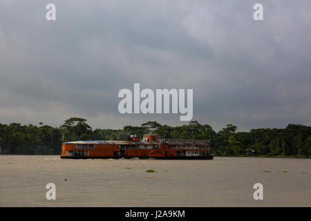 Raddampfer auch bekannt als Rakete am Fluss Sugandha in Jhalakathi, Bangladesch. Stockfoto