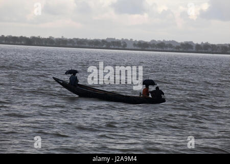 Fischer Angeln am Fluss Poshur mit einem Holzboot am Mongla. Bagerhat, Bangladesch. Stockfoto