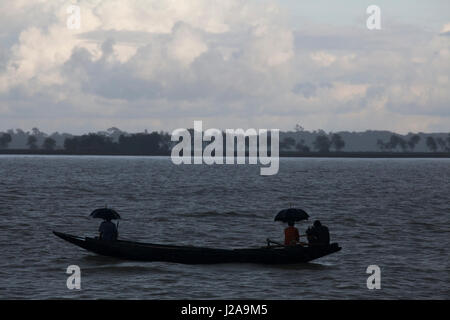 Fischer Angeln am Fluss Poshur mit einem Holzboot am Mongla. Bagerhat, Bangladesch. Stockfoto