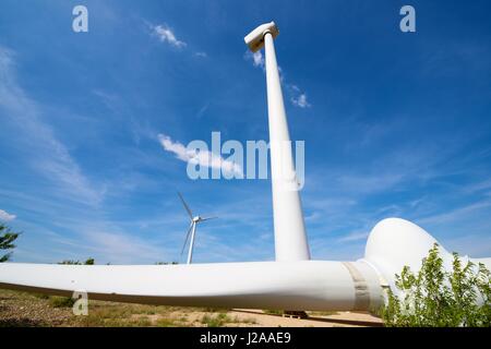 Reparaturarbeiten am Propeller einer Windmühle Stockfoto