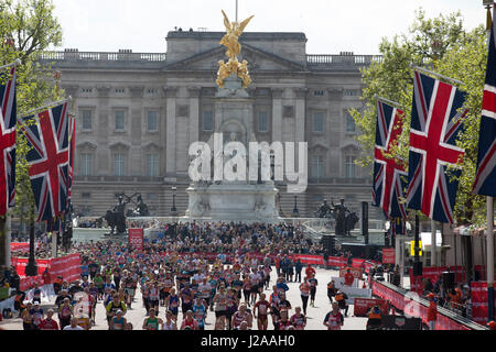 Eine Ansicht des Buckingham Palace von Virgin Geld London Marathon Zieleinlauf in der Mall Stockfoto