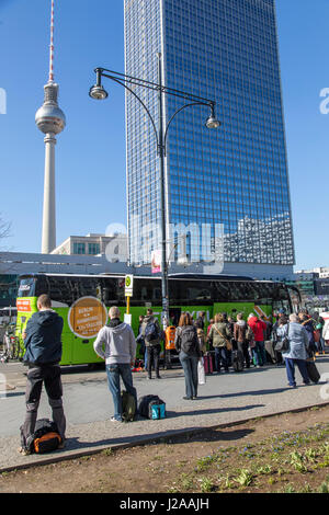 Bushaltestelle der Flixbus Company, eine deutsche Langstrecken Busverbindung durch Deutschland und Europa, Berlin, Alexander Platz, Deutschland, Berliner Fernsehturm, Stockfoto