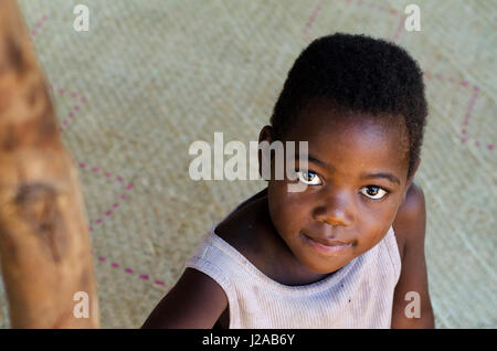 Malawi, Salima District, traditionelle Autorität Kambwili, Kuntonya Dorf, Porträt von jungen Mädchen lächelnd Stockfoto