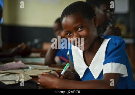 Malawi, Lilongwe, Chambwe Primary School, Schüler lernen im Klassenzimmer bequem auf dem Schreibtisch. Durch UNICEF Kinder-In-Notwendigkeit der Schreibtische (Art) Projekt konnte UNICEF 420 Schreibtische zu Chambwe Primary School bieten. Stockfoto