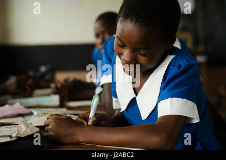 Malawi, Lilongwe, Chambwe Primary School, Schüler lernen im Klassenzimmer bequem auf dem Schreibtisch. Durch UNICEF Kinder-In-Notwendigkeit der Schreibtische (Art) Projekt konnte UNICEF 420 Schreibtische zu Chambwe Primary School bieten. Stockfoto