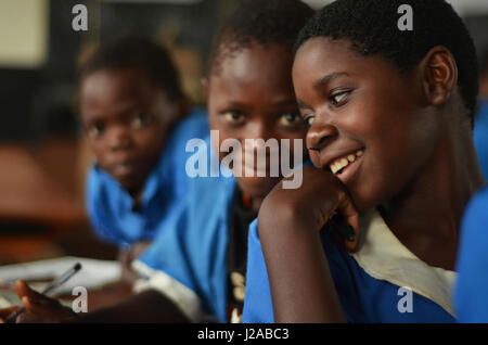 Malawi, Lilongwe, Chambwe Primary School, Schüler lernen im Klassenzimmer bequem auf dem Schreibtisch. Durch UNICEF Kinder-In-Notwendigkeit der Schreibtische (Art) Projekt konnte UNICEF 420 Schreibtische zu Chambwe Primary School bieten. Stockfoto