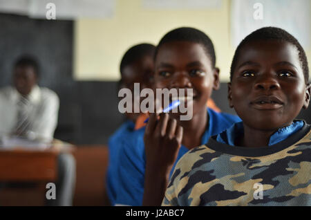 Malawi, Lilongwe, Chambwe Primary School, Schüler lernen im Klassenzimmer bequem auf dem Schreibtisch. Durch UNICEF Kinder-In-Notwendigkeit der Schreibtische (Art) Projekt konnte UNICEF 420 Schreibtische zu Chambwe Primary School bieten. Stockfoto