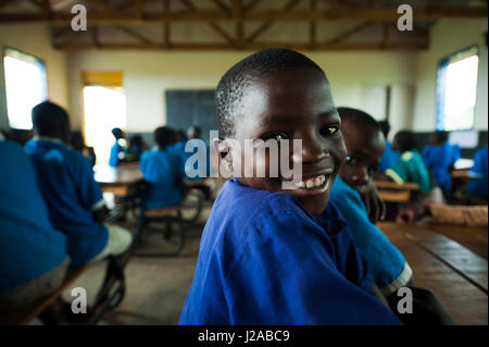 Malawi, Lilongwe, Chambwe Primary School, Schüler lernen im Klassenzimmer bequem auf dem Schreibtisch. Durch UNICEF Kinder-In-Notwendigkeit der Schreibtische (Art) Projekt konnte UNICEF 420 Schreibtische zu Chambwe Primary School bieten. Stockfoto