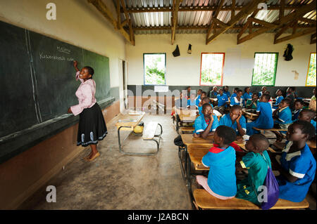 Malawi, Lilongwe, Chambwe Grundschule, Klasse Ndawona Kawaza Lehre ihr Arithmetik. UNICEF Kinder-In-Notwendigkeit der Schreibtische Projekt hat 420 Schreibtische zur Verfügung gestellt. Malawi hat nicht Lehrer aufgrund des Mangels an Grundausstattung zu gewinnen. Stockfoto