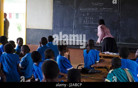 Malawi, Lilongwe, Chambwe Grundschule, Klasse Ndawona Kawaza Lehre ihr Arithmetik. UNICEF Kinder-In-Notwendigkeit der Schreibtische Projekt hat 420 Schreibtische zur Verfügung gestellt. Malawi hat nicht Lehrer aufgrund des Mangels an Grundausstattung zu gewinnen. Stockfoto