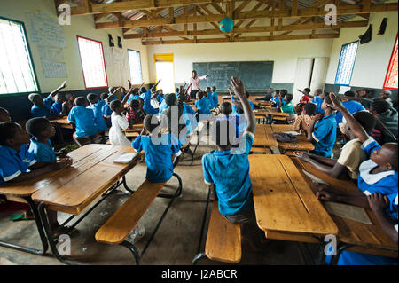 Malawi, Lilongwe, Chambwe Grundschule, Klasse Ndawona Kawaza Lehre ihr Arithmetik. UNICEF Kinder-In-Notwendigkeit der Schreibtische Projekt hat 420 Schreibtische zur Verfügung gestellt. Malawi hat nicht Lehrer aufgrund des Mangels an Grundausstattung zu gewinnen. Stockfoto