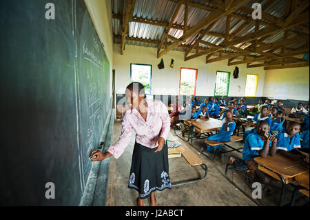 Malawi, Lilongwe, Chambwe Grundschule, Klasse Ndawona Kawaza Lehre ihr Arithmetik. UNICEF Kinder-In-Notwendigkeit der Schreibtische Projekt hat 420 Schreibtische zur Verfügung gestellt. Malawi hat nicht Lehrer aufgrund des Mangels an Grundausstattung zu gewinnen. Stockfoto