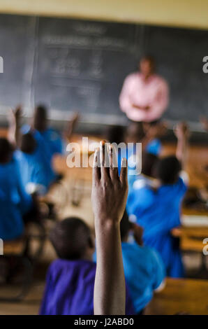 Malawi, Lilongwe, Chambwe Primary School, Schüler im Klassenzimmer. Schüler, die Hand heben. UNICEF Kinder-In-Notwendigkeit der Schreibtische Projekt hat 420 Schreibtische zur Verfügung gestellt. Malawi hat nicht Lehrer aufgrund des Mangels an Grundausstattung zu gewinnen. Stockfoto