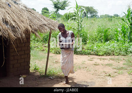 Malawi, Salima District, Kuntonya Dorf, Social Cash Transfer Program, Salome George Zubereitung von Speisen für das Mittagessen. Aufenthalt mit 5 Waisen. Erhält MK 3,000.00 pro Monat (17 USD). Geld wird verwendet, um Lebensmittel, Schuluniform und andere Grundbedürfnisse zu kaufen. Stockfoto